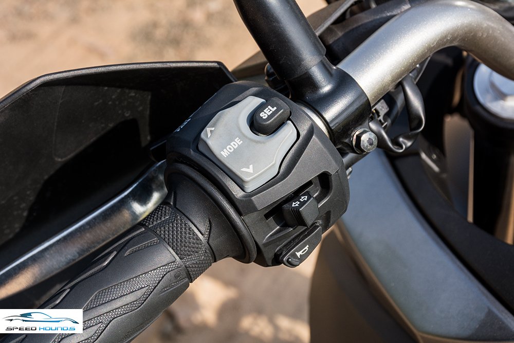 Suzuki Versys 650 XT ABS buttons