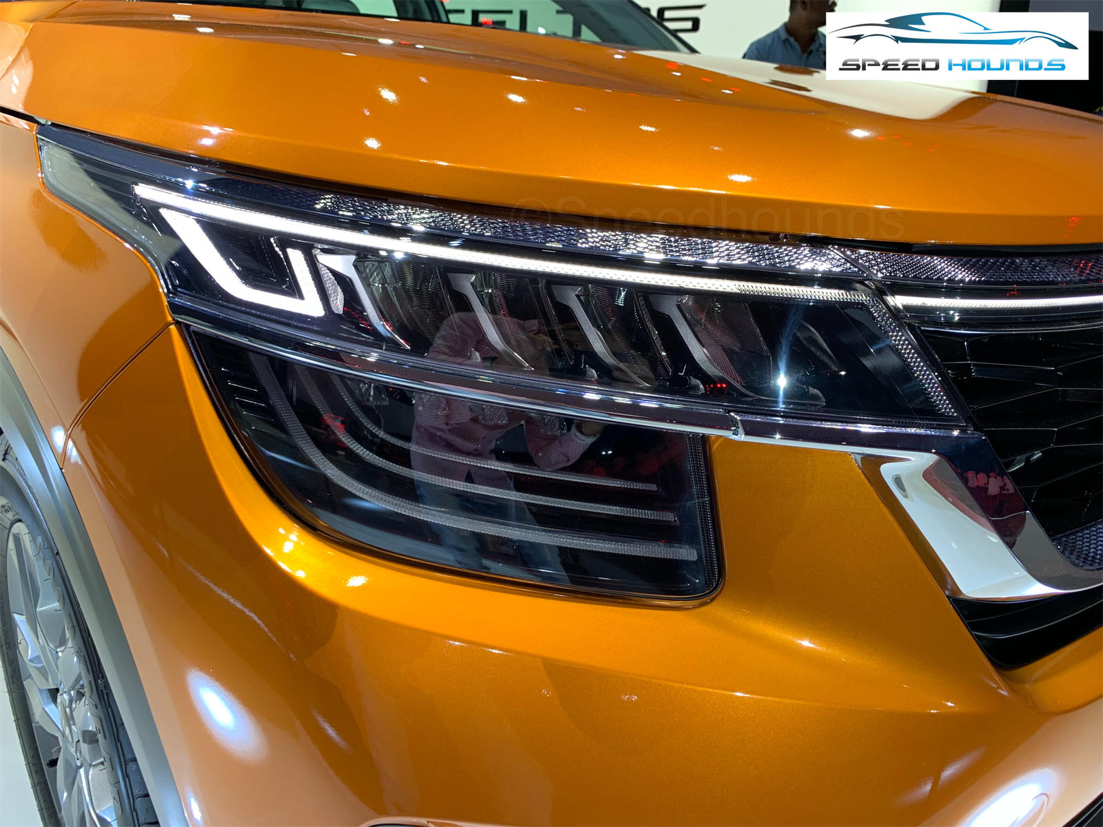 Kia Seltps SUV headlamp